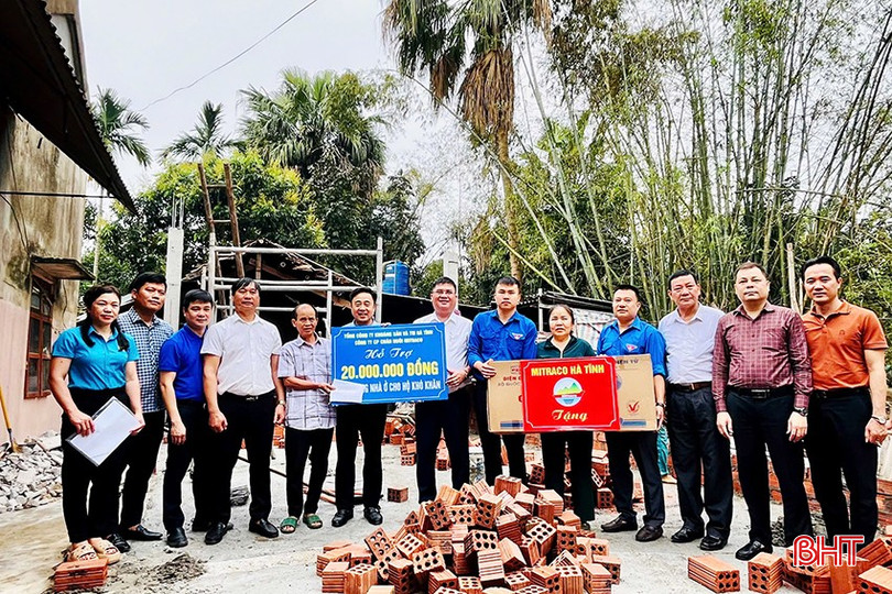 Trao hỗ trợ gia đình ông Nguyễn Trọng Hợi