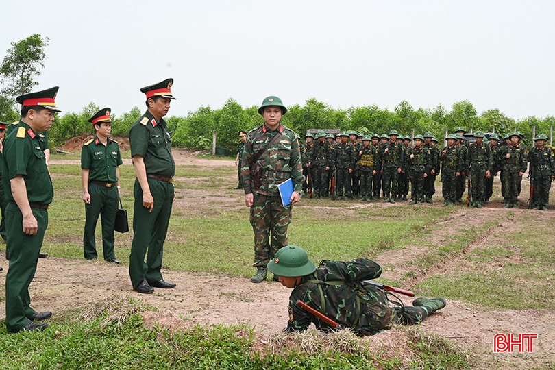 Đoàn công tác Bộ Tư lệnh Quân khu kiểm tra thao trường huấn luyện chiến sỹ mới của Trung đoàn 841.
