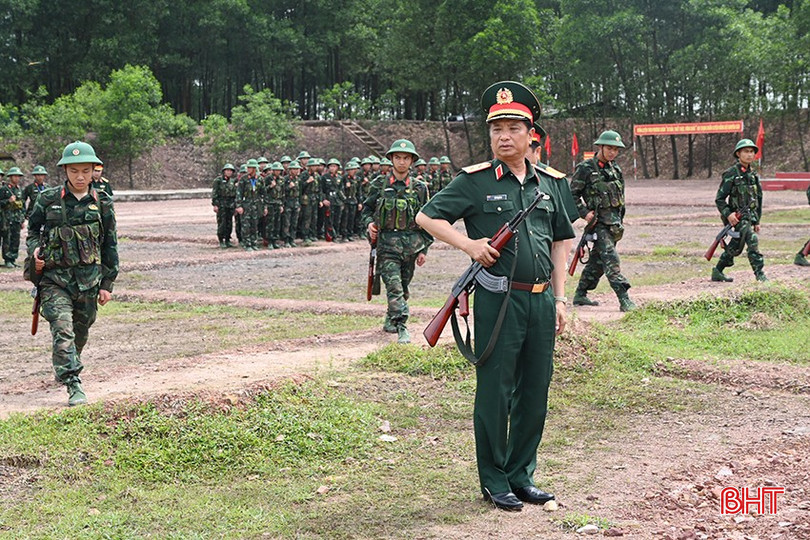 bqbht_br_anh-2-trung-tuong-ha-tho-binh-tu-lenh-quan-khu-kiem-tra-huan-luyen-chien-sy-moi-tai-trung-doan-841-bo-chqs-tinh-ha-tinh.jpg