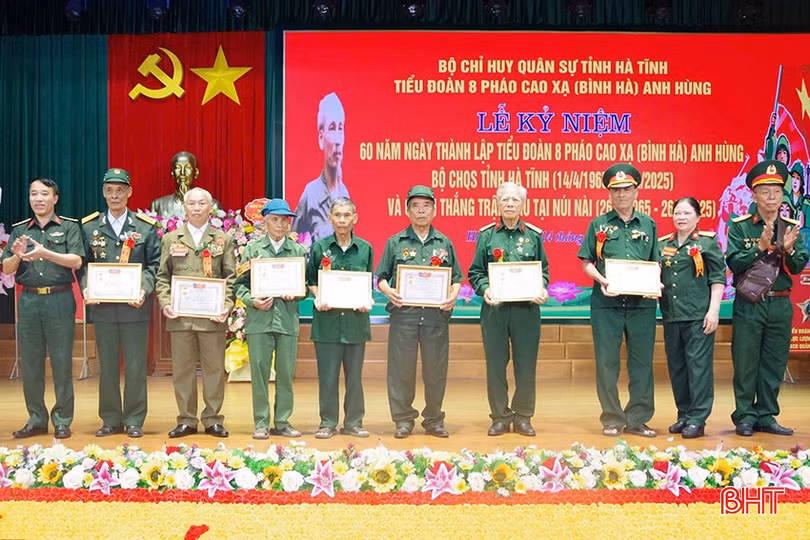 Lãnh đạo Bộ CHQS tỉnh trao quà và kỷ niệm chương cho cựu chiến binh Tiểu đoàn 8.
