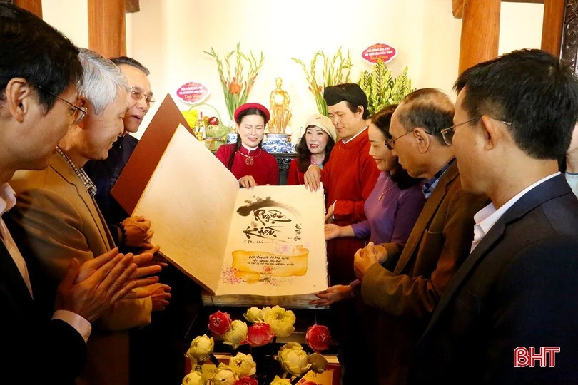 Truyện Kiều (bản Tiên Điền) có độ dày 260 trang, khổ sách 55x75cm.