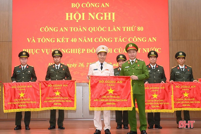 Thứ trưởng Nguyễn Ngọc Lâm trao cờ dẫn đầu phong trào thi đua của Bộ Công an cho Công an Hà Tĩnh. Thứ trưởng Nguyễn Ngọc Lâm trao cờ dẫn đầu phong trào thi đua của Bộ Công an cho Công an Hà Tĩnh.