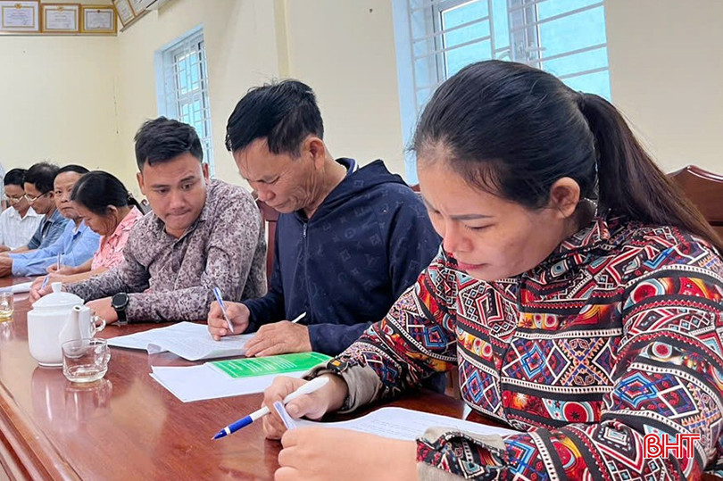 Người dân xã Thạch Trị điền vào phiếu khảo sát, đo lường sự hài lòng đối với chất lượng cung cấp dịch vụ hành chính công tại xã. bqbht_br_z6084377453002-40e0ee23803b4e57bd4b17b9013b3705.jpg