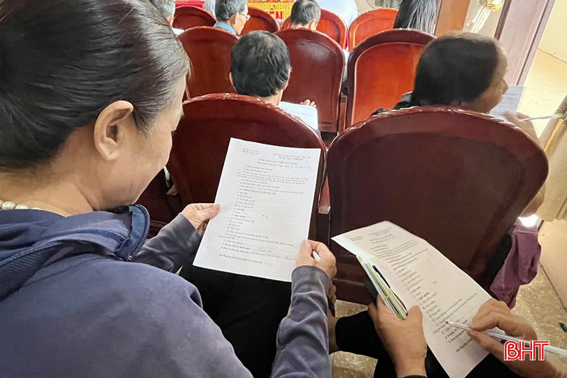 Người dân đọc kỹ các câu hỏi để điền ý kiến đánh giá. Người dân đọc kỹ các câu hỏi để điền ý kiến đánh giá.