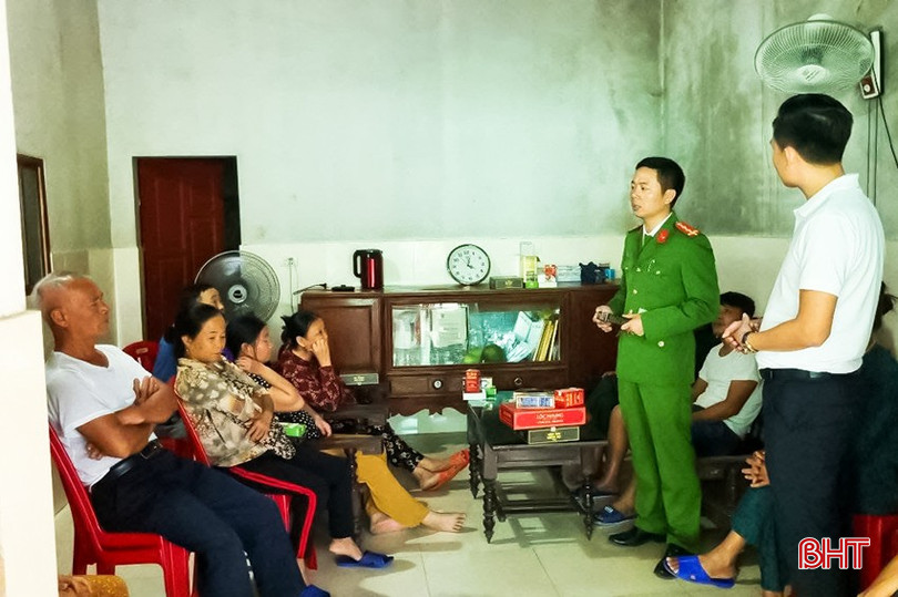 Cán bộ Công an xã Thạch Kênh đến tận hộ gia đình để tuyên truyền về đảm bảo an ninh trật tự. bqbht_br_850.jpg