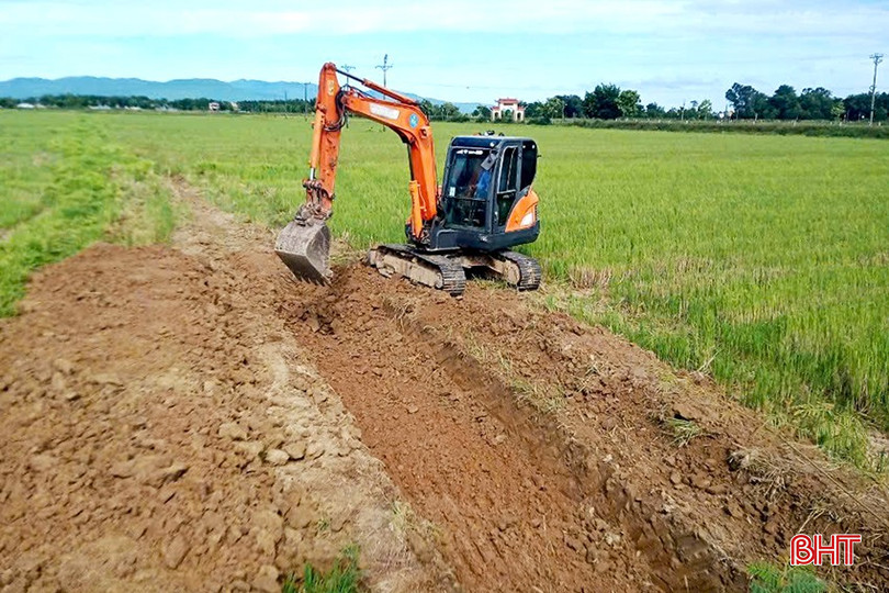 Máy móc được huy động để phục vụ công tác chuyển đổi ruộng đất ở thôn Văn Khang, xã Tùng Châu. z5830405461257_081b2f5d95f09d9648ba89d54885b5da.jpg