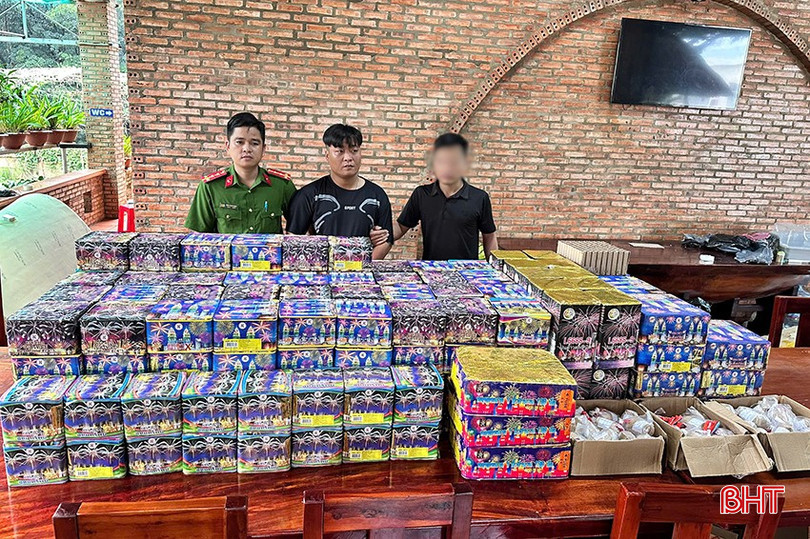Phạm Viết Nhật cùng tang vật thu giữ. bqbht_br_pham-viet-nhat-cung-tang-vat-thu-giu-22.jpg