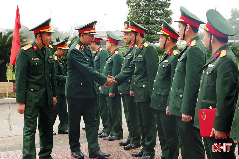 Cán bộ, chiến sĩ Trung đoàn 841 đón tiếp đoàn công tác Quân khu 4. bqbht_br_1-1.jpg