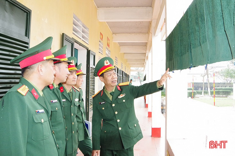 Đoàn kiểm tra, thống nhất việc sắp xếp nội vụ, đồ dùng cá nhân của chiến sĩ. bqbht_br_5.jpg