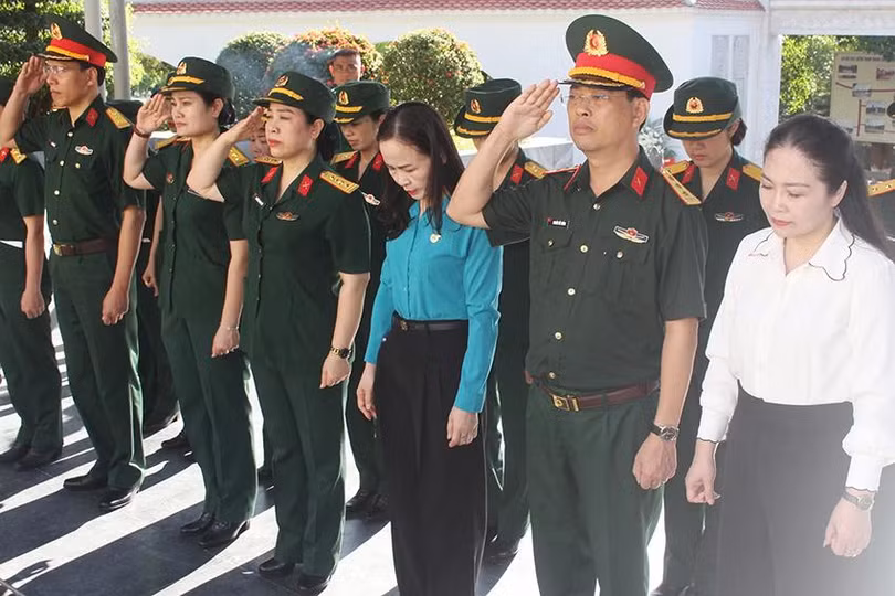 Đoàn thành kính tưởng nhớ các anh hùng liệt sĩ hy sinh tại Ngã ba Đồng Lộc.