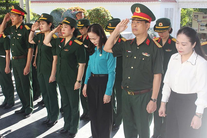 Đoàn thành kính tưởng nhớ các anh hùng liệt sĩ hy sinh tại Ngã ba Đồng Lộc.