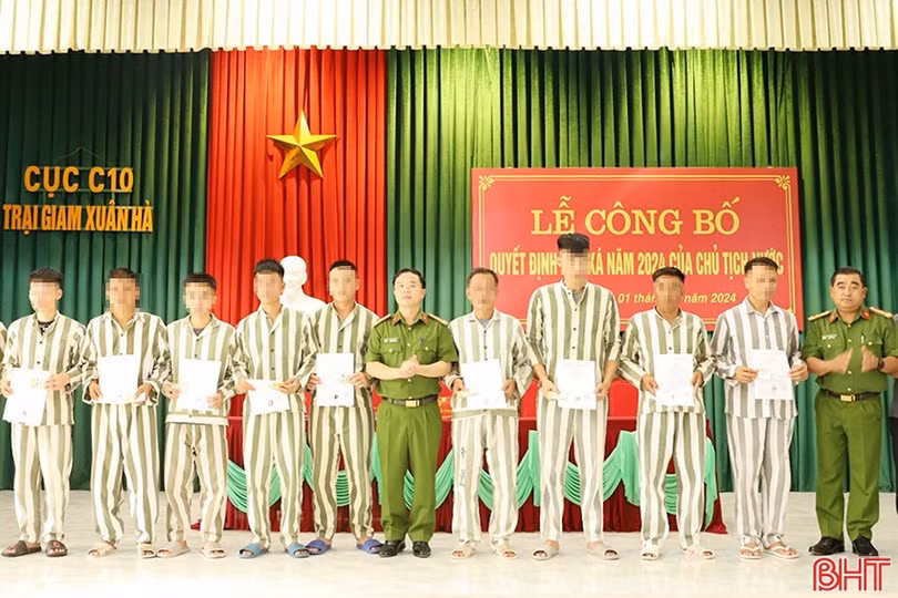 Giám thị và Phó Giám thị Trại giam Xuân Hà trao quyết định cho các phạm nhân.