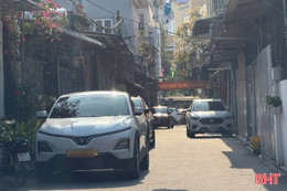 Nhiều ngõ phố “thất thủ” khi ôtô dừng, đỗ tùy tiện