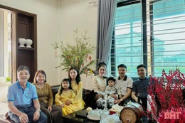 Chạm vào Tết - từ sắc hoa đến hơi ấm gia đình