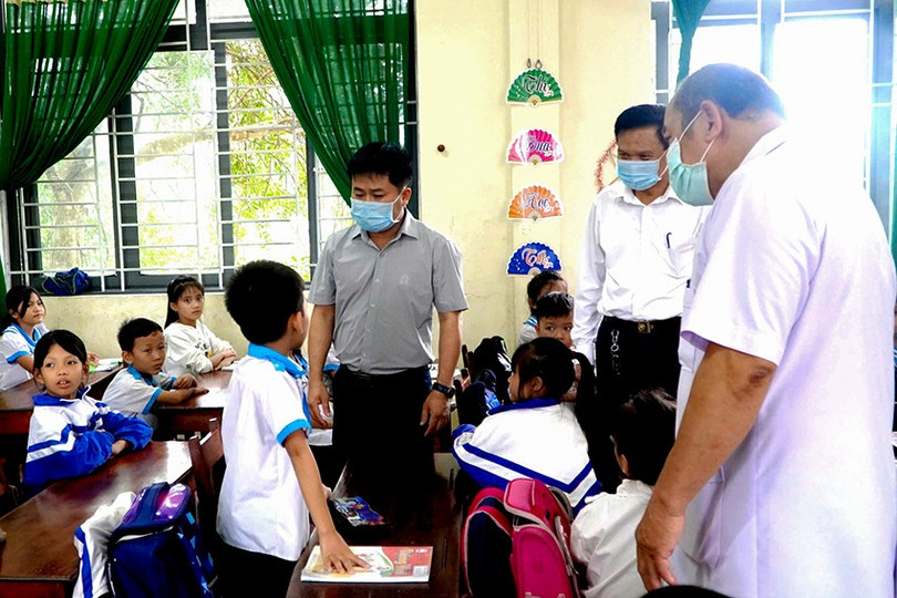 Đoàn kiểm tra, giám sát tại Trường Tiểu học xã Hương Trạch. 14-2342.jpg