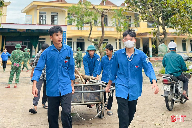 កងកម្លាំងរួមដៃគ្នាជួយសាលាបឋមសិក្សា Dinh Ban សម្អាតថ្នាក់រៀន។ bqbht_br_25.jpg