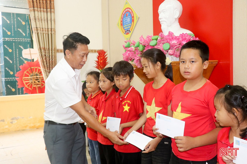 Công tác khuyến học, khuyến tài lan toả sâu rộng trong từng trường học, dòng họ, cơ quan đơn vị. (Ảnh: Trường Tiểu học Thạch Liên - xã Đông Kinh trao quà khuyến học cho học sinh). bqbht_br_11.jpg