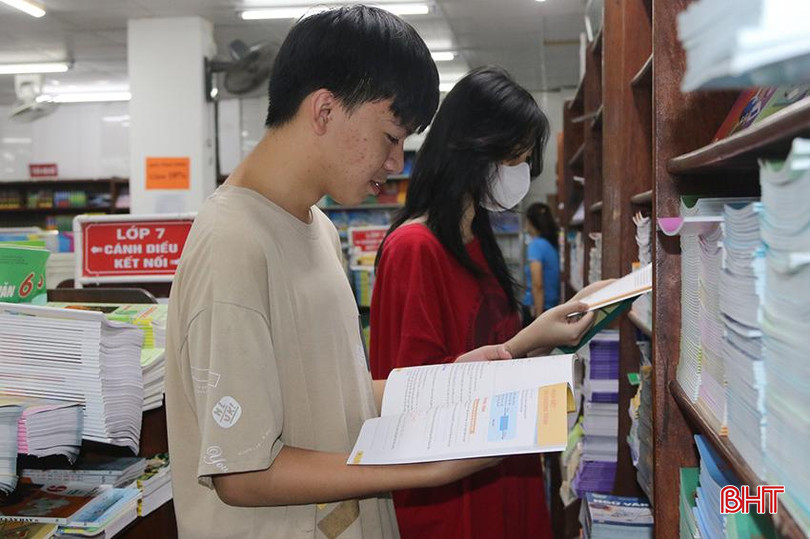 Năm nay thị trường bán lẻ sách giáo khoa giảm so với trước. 1.3.jpg