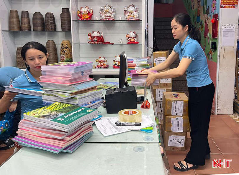 Nhân viên Cửa hàng sách số 58 Phan Đình Phùng (TP Hà Tĩnh) đóng sách phát hành về các đại lý nhỏ lẻ. 1.2.jpg