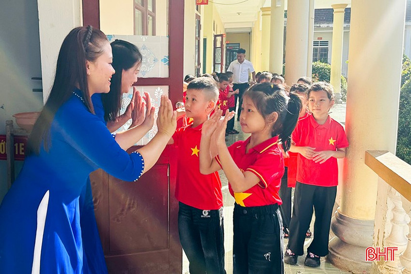 Việc xây dựng nhà công vụ, tạo nơi an cư đã là động lực tiếp thêm tình yêu nghề cho giáo viên trẻ ở Hương Trạch trong năm học mới. bqbht_br_26.jpg