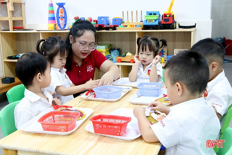 Học sinh mầm non trong tiết học tạo hình "Làm đèn trung thu". bqbht_br_i2.jpg