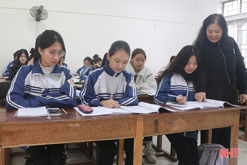 Giáo viên Trường THPT Thành Sen linh hoạt kế hoạch ôn tập kiến thức cho học sinh. bqbht_br_24.jpg