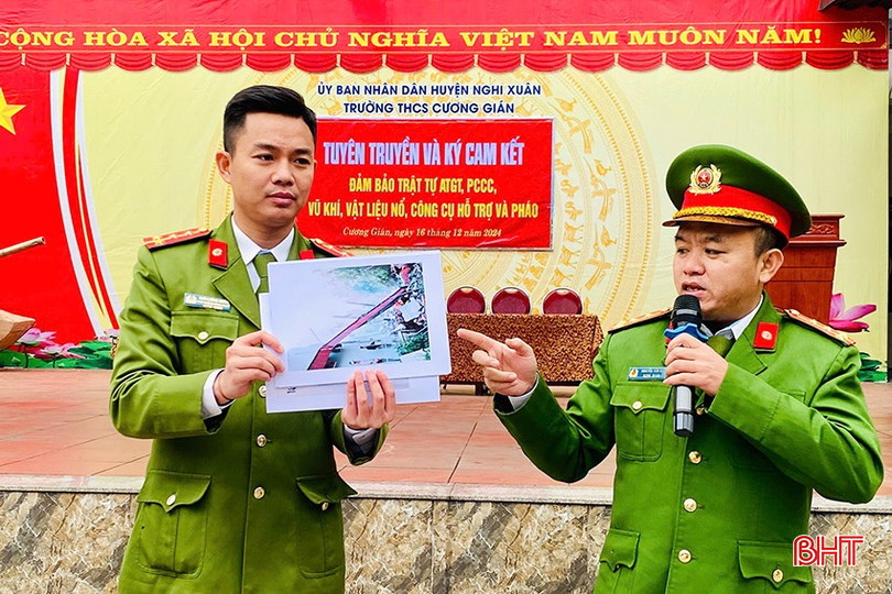 Lực lượng công an tuyên truyền về tác hại pháo nổ và việc chấp hành nghiêm túc pháp luật về ATGT, ANTT, PCCN cho học sinh Trường THCS Cương Gián. bqbht_br_11.jpg