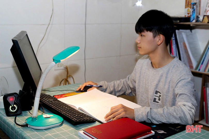 Em Nguyễn Phan Quỳnh – lớp 11A, Trường THPT Hương Sơn tìm hiểu thêm kiến thức, sẵn sàng tâm thế cho những giờ học đầu tiên của năm mới. bqbht_br_13.jpg