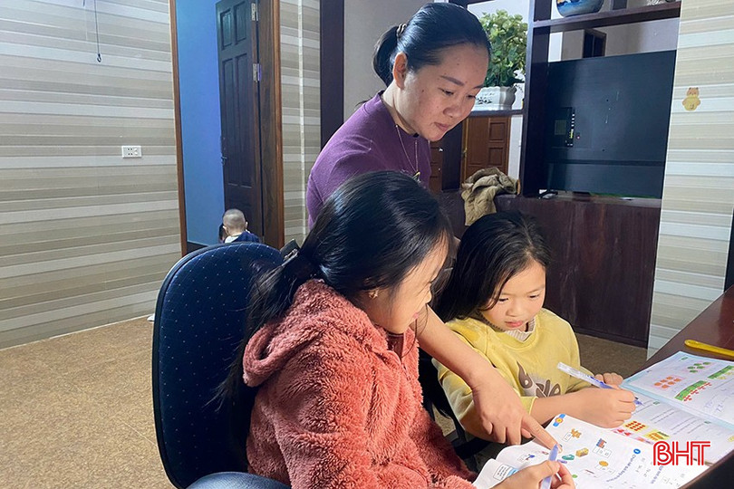 Sau những ngày Tết, chị Trương Thị Tâm (phường Hưng Trí - TX Kỳ Anh) tranh thủ thời gian giúp con ôn bài. bqbht_br_12.jpg