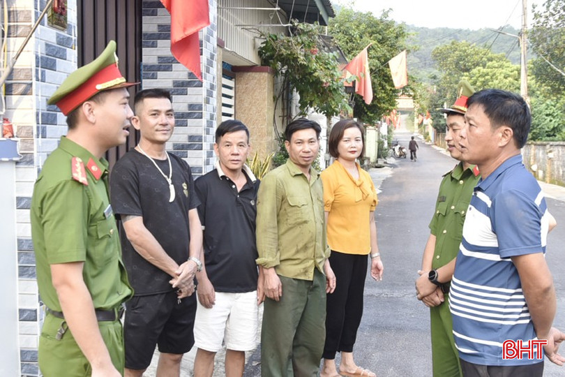 Song song với tổ chức diễn đàn, Công an phường Đức Thuận thường xuyên về địa bàn, lắng nghe ý kiến Nhân dân. 11-2481.jpg