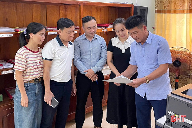 Lãnh đạo Chi cục Dân số tỉnh hướng dẫn việc chốt số liệu dân số ở Đức Thọ. bqbht_br_11.jpg