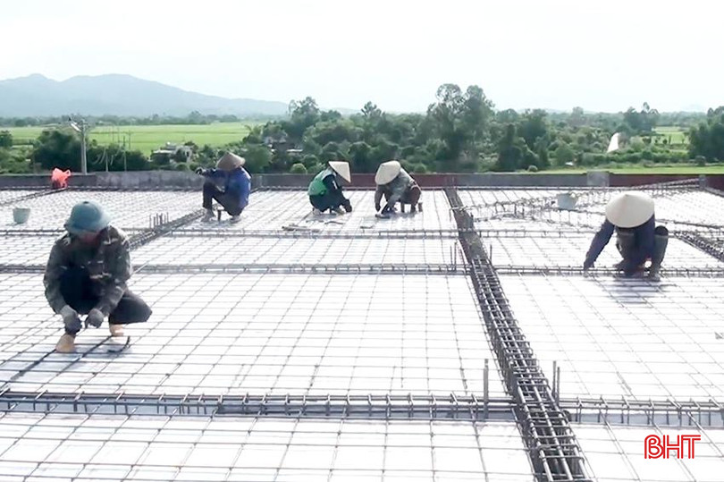 Công nhân Công ty TNHH thương mại Vĩnh Ngọc làm sắt đổ sàn tầng 3 công trình trụ sở UBND xã Khánh Vĩnh Yên. 1.5.jpg