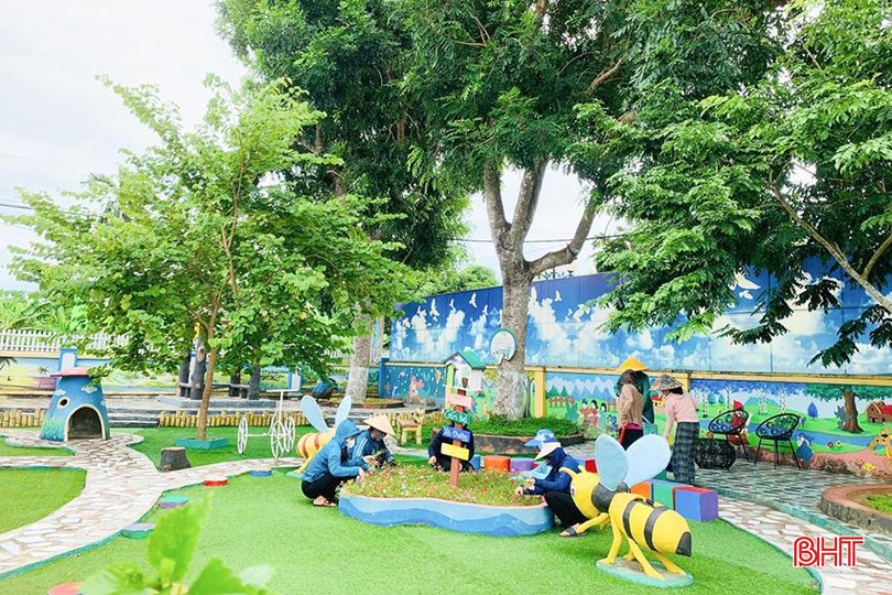 Giáo viên Trường Mầm non thị trấn Phố Châu vệ sinh trường lớp chuẩn bị cho năm học mới. 1.4.jpg