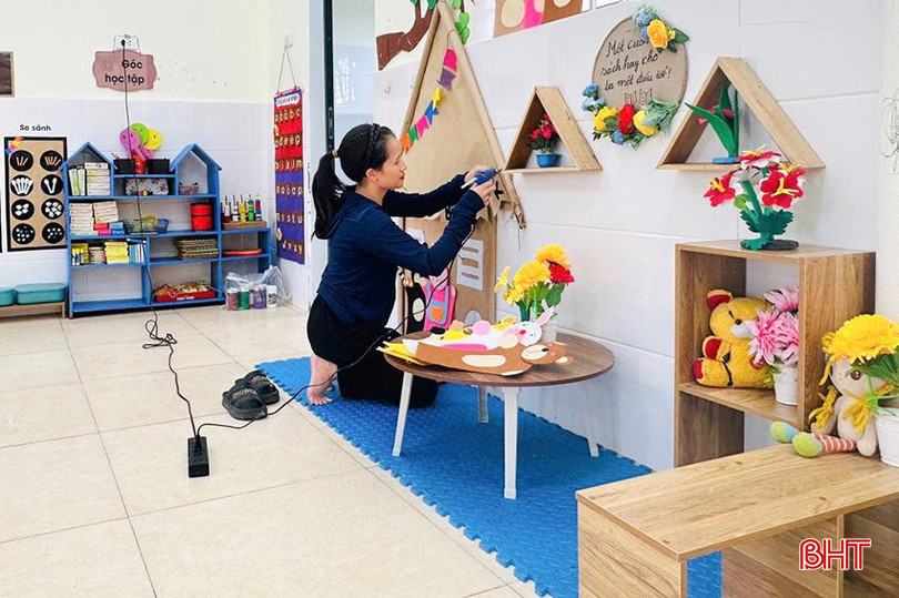 Giáo viên Hương Sơn trang trí lớp học chuẩn bị cho năm học mới. 1.2.jpg