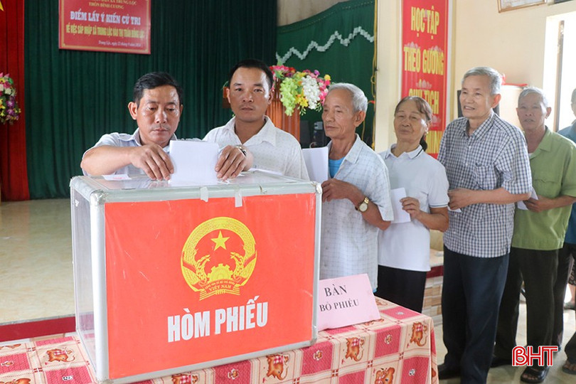 Cử tri thôn Đình Cương (xã Trung Lộc) tiến hành bỏ phiếu). 1.4.jpg