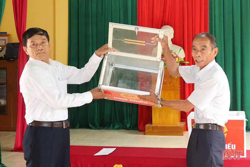Cử tri tổ dân phố Tùng Liên (thị trấn Đồng Lộc) kiểm tra hòm phiếu. 1.3.jpg