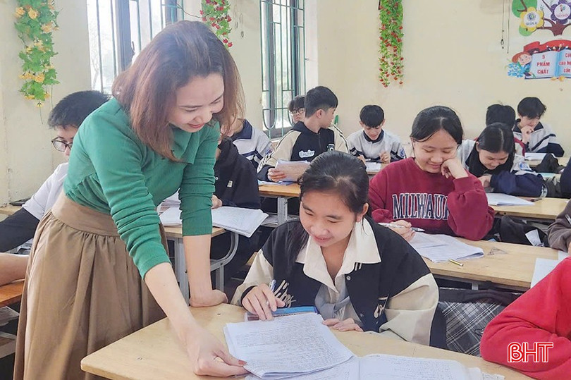 Giáo viên Trường THCS Đại Thành (Cẩm Xuyên) tăng cường hệ thống kiến thức tiếng Anh cho học sinh. bqbht_br_16.jpg