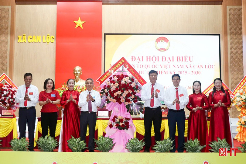 Chủ nhiệm UBKT Tỉnh uỷ Hà Văn Trọng cùng đoàn công tác tặng hoa chúc mừng đại hội. bqbht_br_22.jpg