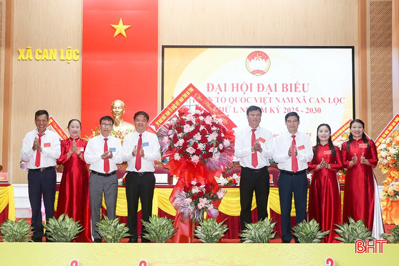 Chủ tịch Ủy ban MTTQ Việt Nam tỉnh Trần Nhật Tân cùng đoàn công tác tặng hoa chúc mừng đại hội. bqbht_br_23.jpg