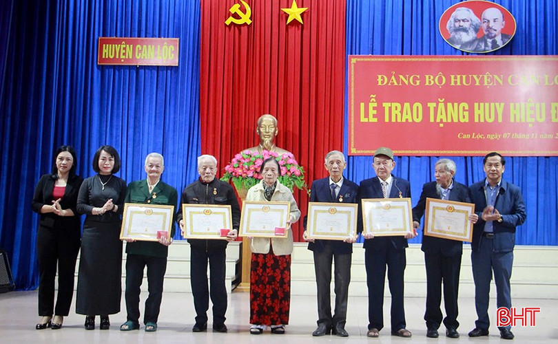 Các đảng viên 60 năm tuổi đảng nhận Huy hiệu Đảng. bqbht_br_21.jpg