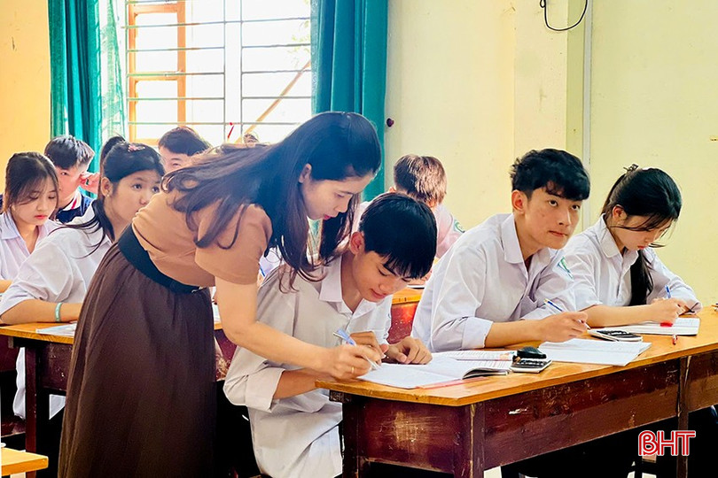 Việc sinh hoạt chuyên môn liên trường giúp giáo viên Trường THPT Nguyễn Đình Liễn trao đổi chuyên môn, nâng cao chất lượng dạy học, ôn tập cho học sinh lớp 12. bqbht_br_15.jpg