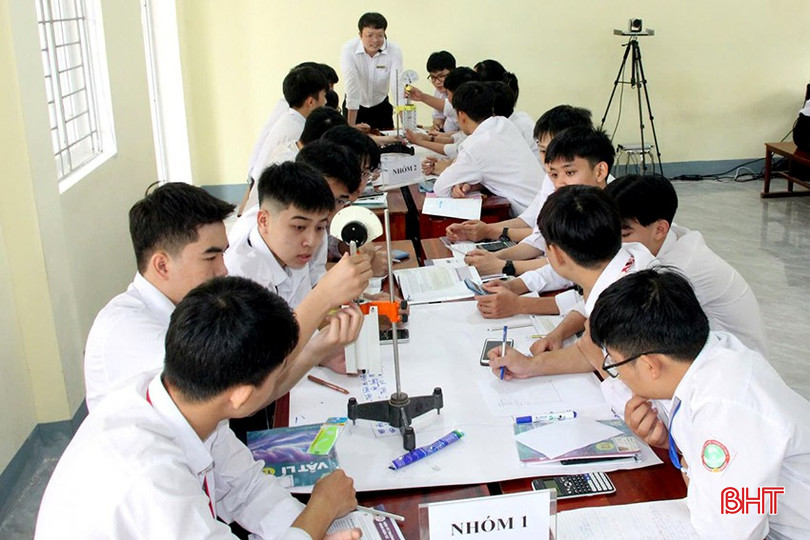 Giờ học tại buổi buổi sinh hoạt chuyên môn của thầy Phan Quang Tú - Trường THPT Kỳ Anh cùng với học sinh. bqbht_br_12.jpg