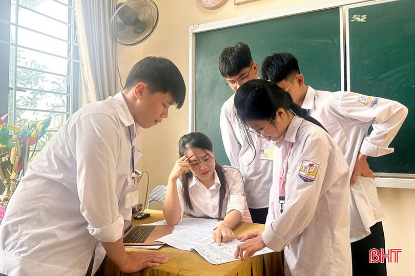 Giáo viên, học sinh Trường THPT Phan Đình Phùng rèn luyện kỹ năng làm đề. bqbht_br_12.jpg