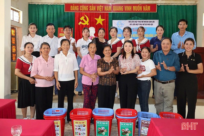 Mỗi năm, Hội LHPN Can Lộc đã kêu gọi nguồn lực, trao tặng từ 5.000 - 6.000 giỏ rác cho các gia đình. bqbht_br_17.jpg