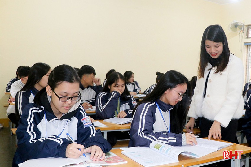 Ở những vùng khó khăn, xa trung tâm như Trường THPT Can Lộc, việc bỏ dạy thêm trong nhà trường sẽ rất thiệt thòi cho học sinh. bqbht_br_14.jpg