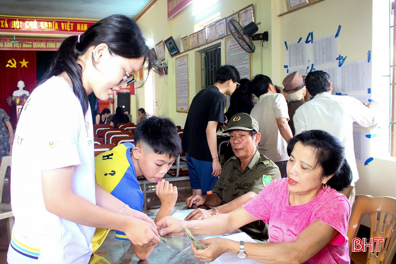 Xã đã thành lập 39 đoàn công tác tại 39 thôn, tổ dân phố để thực hiện việc chi trả cho người dân với số tiền gần 4,1 tỷ đồng. Xã đã thành lập 39 đoàn công tác tại 39 thôn, tổ dân phố để thực hiện việc chi trả cho người dân với số tiền gần 4,1 tỷ đồng.