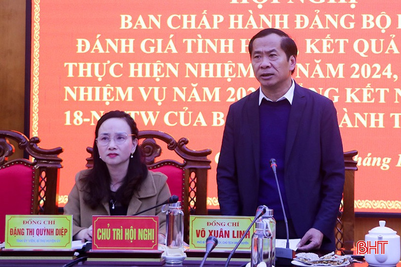Chủ tịch UBND huyện Can Lộc Võ Xuân Linh: sớm hoàn thiện hồ sơ về quy hoạch đấu giá đất, các thủ tục, hồ sơ để hấp thụ các chính sách sau chuyển đổi ruộng đất. bqbht_br_21.jpg