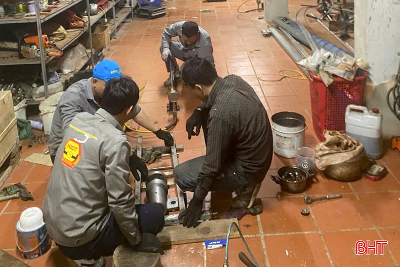 Công nhân đang thực hiện các phần việc bảo dưỡng, sửa chữa thay thế các phụ tùng cáp treo tại khu vực nhà ga. bqbht_br_17-2395.jpg
