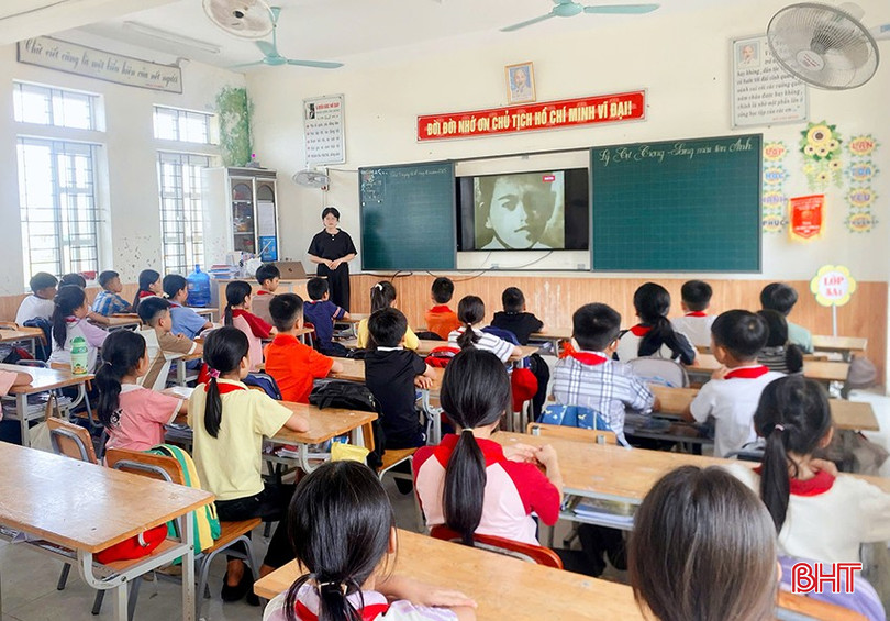 Học sinh Trường Tiểu học Lý Tự Trọng (xã Việt Xuyên) xem phim tư liệu về anh hùng liệt sỹ Lý Tự Trọng. bqbht_br_12.jpg