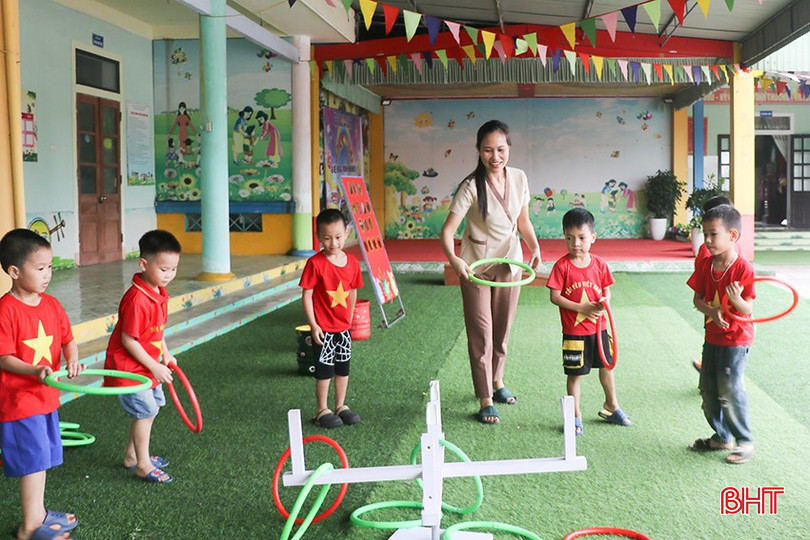 Đời sống còn nhiều khó khăn nhưng giáo viên mầm non vẫn nhiệt huyết yêu nghề, bám trường bám lớp. (Ảnh: Giờ chơi của cô trò Trường Mầm non Phù Việt) bqbht_br_13.jpg